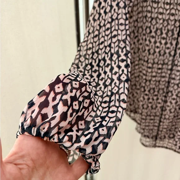 Jessica Simpson long sleeved print blouse - Picture 4 of 5